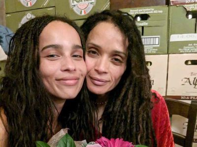 Lisa Bonet and Zoë Kravitz are touching their cheeks in this selfie.